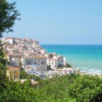 Veduta d&rsquo;archivio del borgo di Rodi Garganico affacciato sul mare